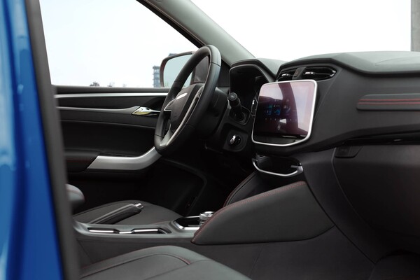 Vista de la cabina del Maxus T90 resaltando su ergonomía. Vista de la cabina del Maxus T90 resaltando su ergonomía.