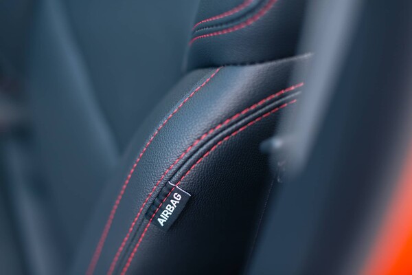 Enfoque en la costura y la etiqueta Airbag del asiento del Maxus T90. Enfoque en la costura y la etiqueta Airbag del asiento del Maxus T90.