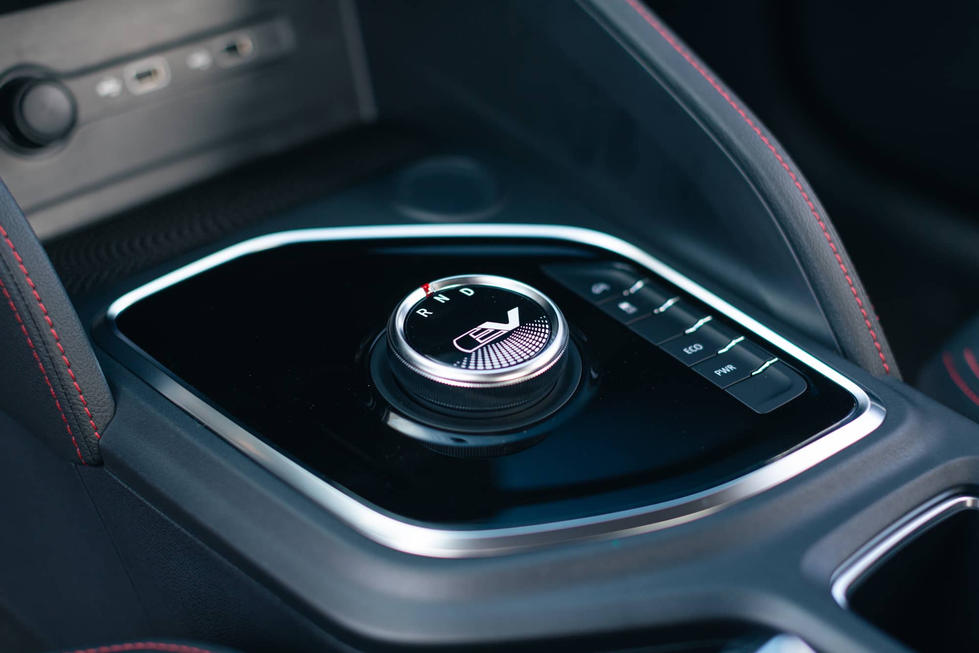 Consola central intuitiva con controles y acabados premium.