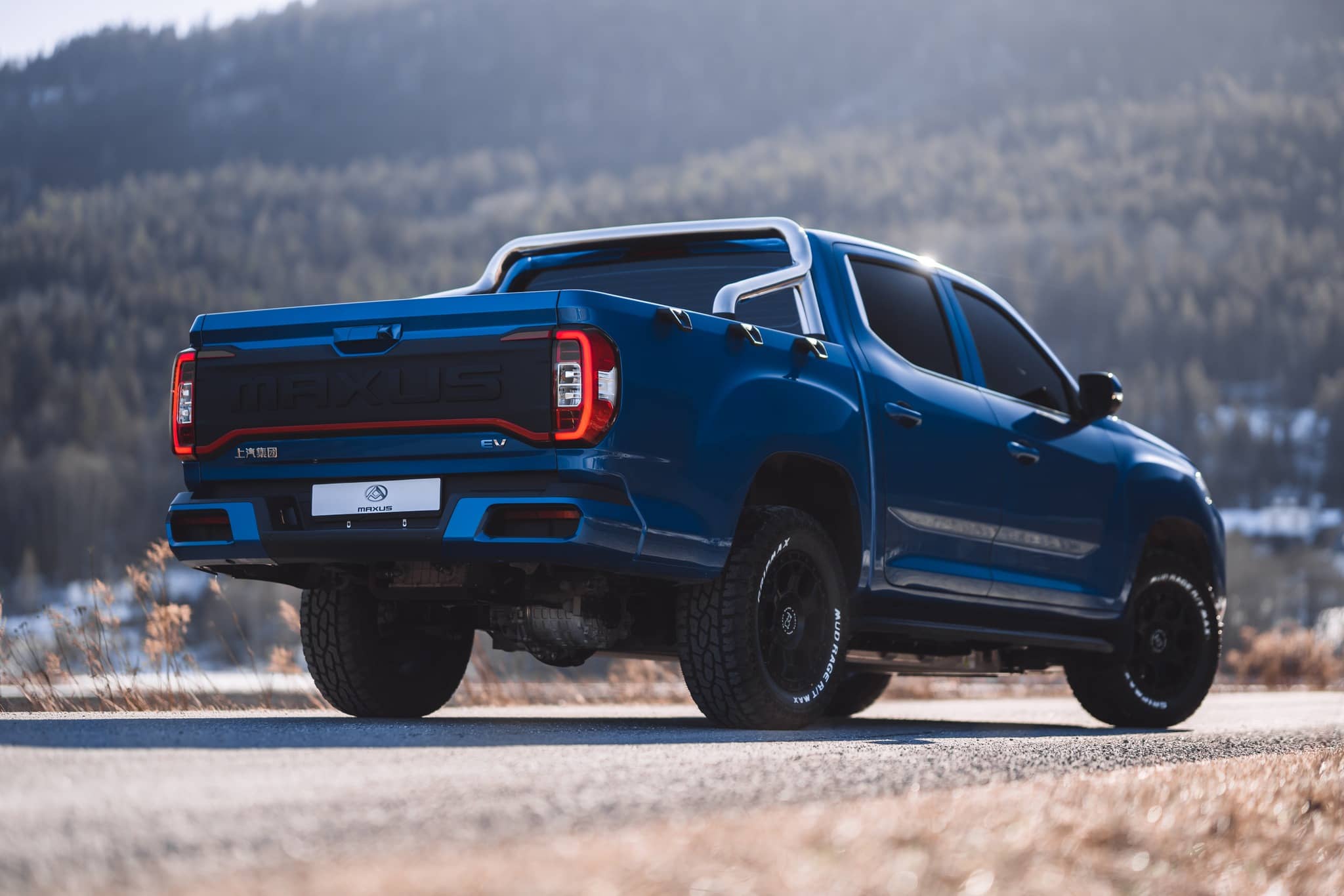 Riguroso énfasis en la trasera del Maxus T90 en ruta.