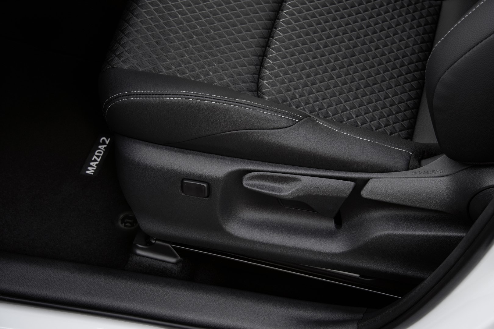 Ajuste manual del asiento conductor con una sólida construcción.