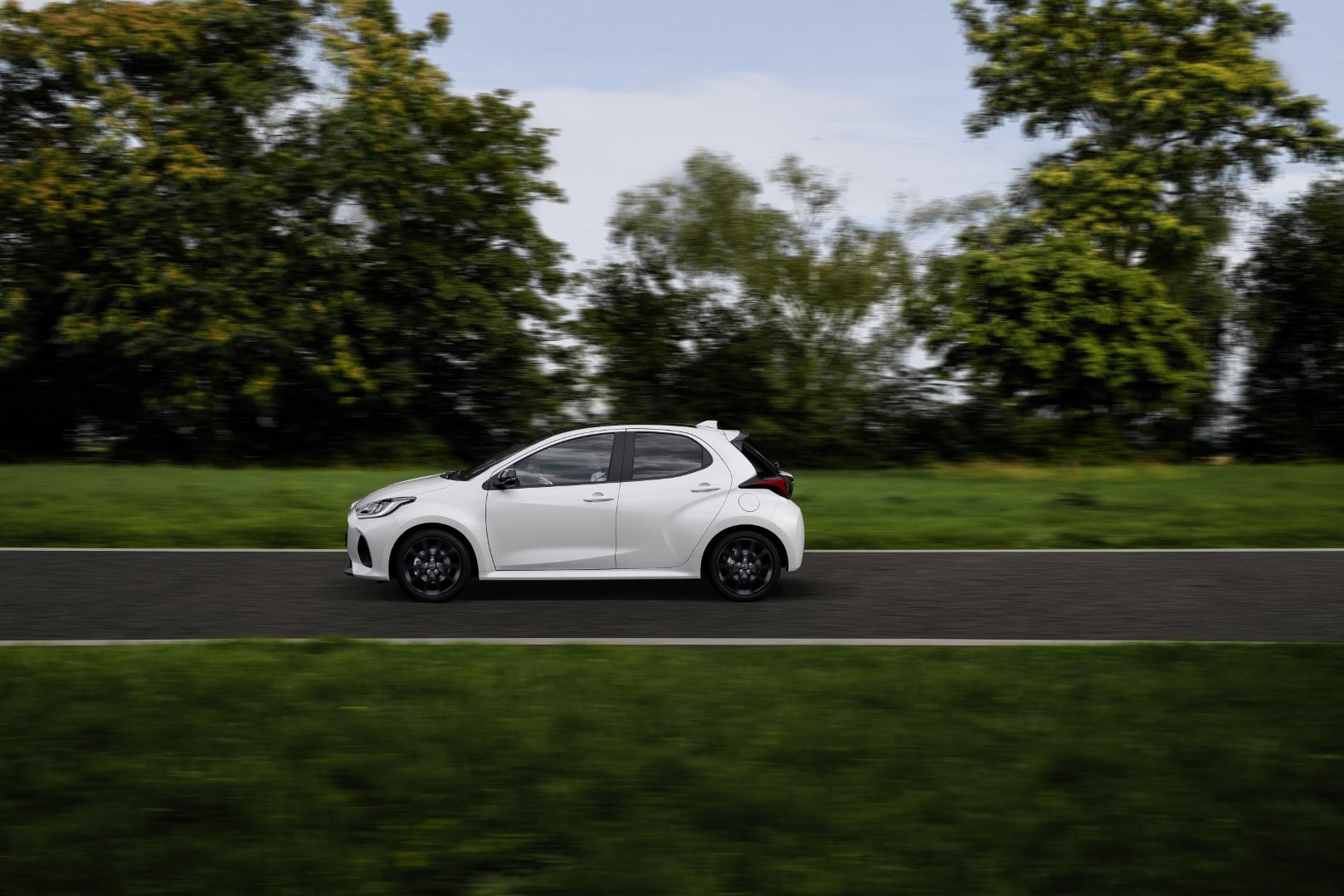 Imagen del maletero del Mazda 2 híbrido, destacando su amplitud y modularidad.