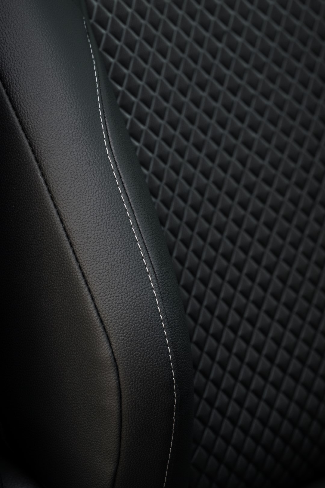 Detalle del bordado con el nombre "Mazda 2" en la alfombrilla.