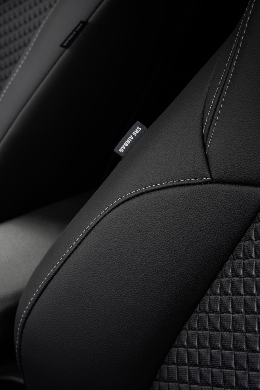 Etiqueta indicativa del sistema de airbags laterales en asiento.