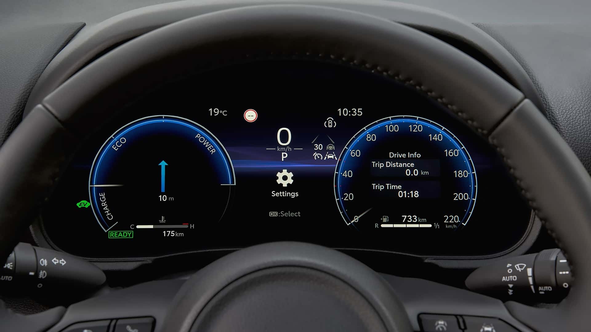 Panel de instrumentos digital del Mazda 2 híbrido con información de conducción.