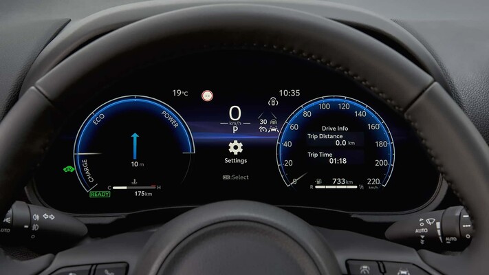 Panel de instrumentos digital del Mazda 2 híbrido con información de conducción. Panel de instrumentos digital del Mazda 2 híbrido con información de conducción.