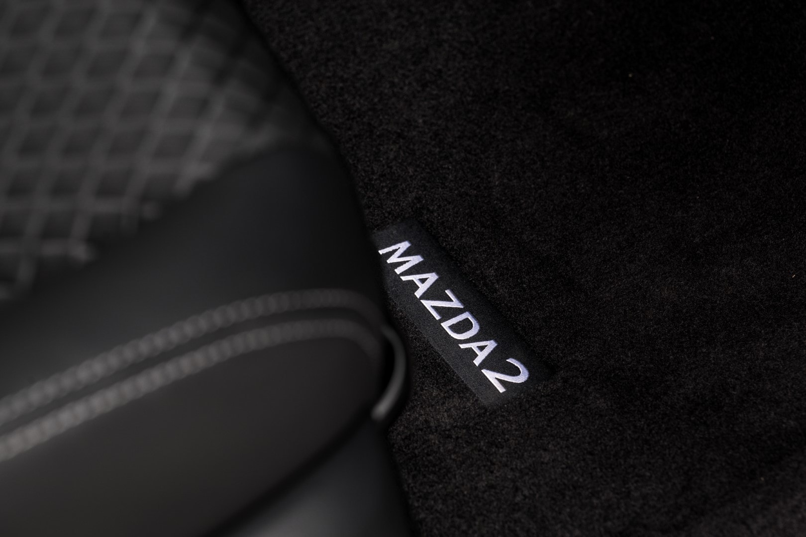 Espacio de carga del maletero con kit de emergencia visible.