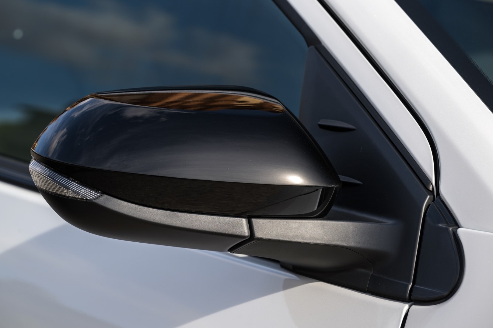 Espejo retrovisor lateral del Mazda 2 con diseño aerodinámico y moderno.