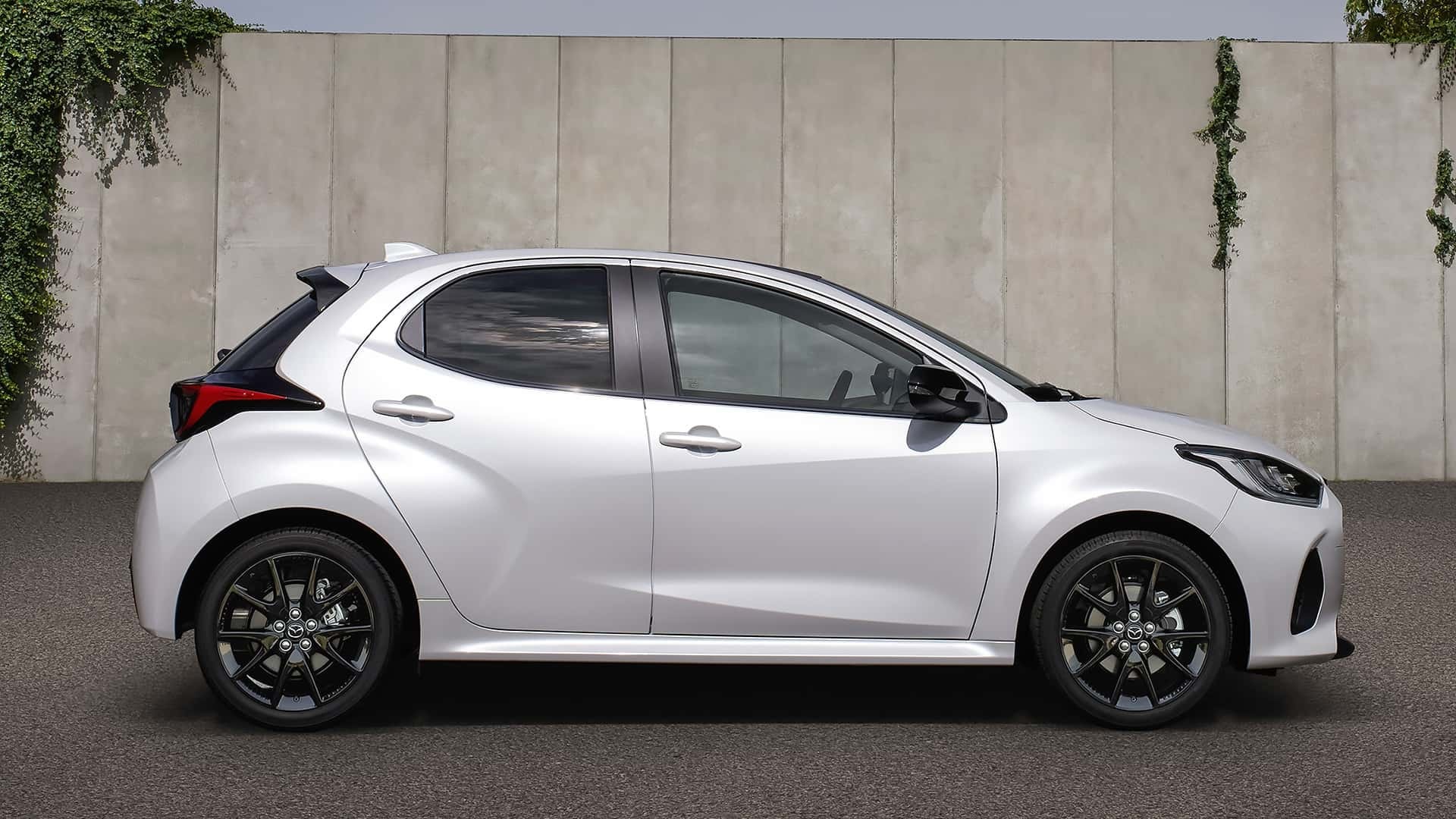 Vista lateral que resalta el perfil aerodinámico del Mazda 2 híbrido.