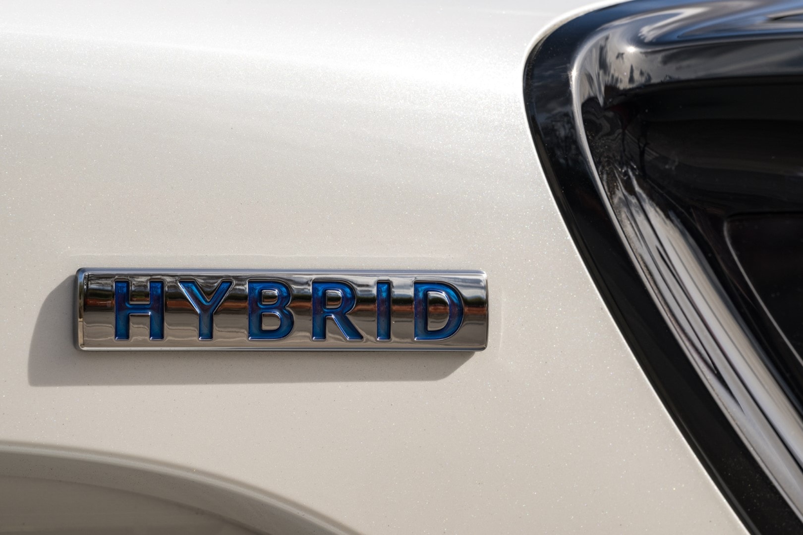 Primer plano de la insignia 'HYBRID' que denota la motorización híbrida.