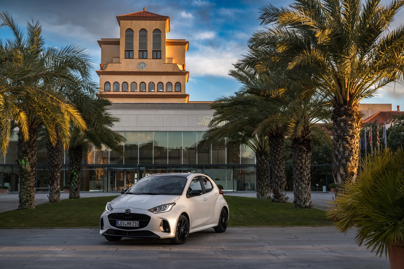 Imponente ángulo del Mazda 2 híbrido destacando su frontal y perfil