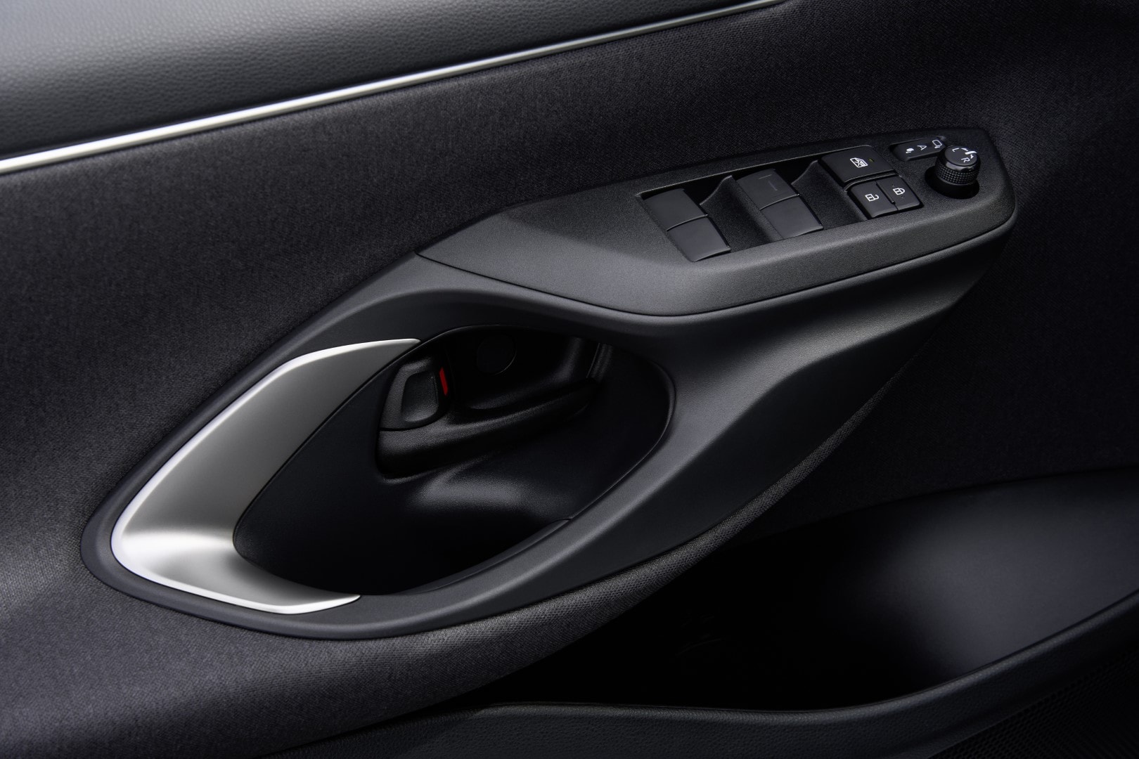 Panel de puerta con controles para ventanas eléctricas y ajustes de espejos.