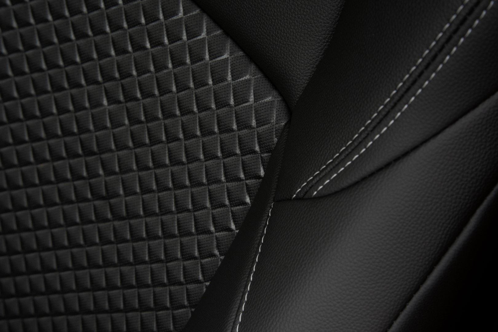 Detalle del patrón texturizado y costuras de los asientos.