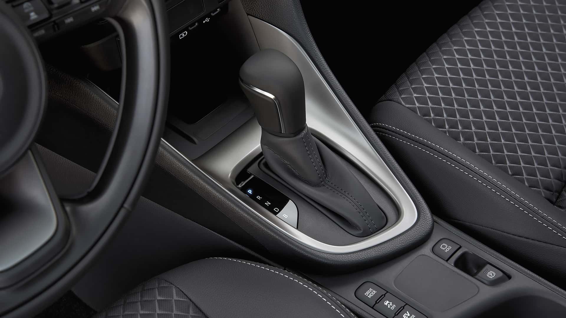 Detalle del selector de marchas automático en el Mazda 2 híbrido.