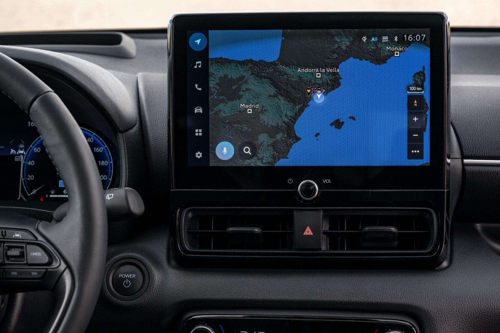 Vista del sistema de infotainment con pantalla táctil en Mazda 2.