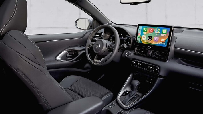 Sistema de infoentretenimiento y consola central del Mazda 2 híbrido. Sistema de infoentretenimiento y consola central del Mazda 2 híbrido.