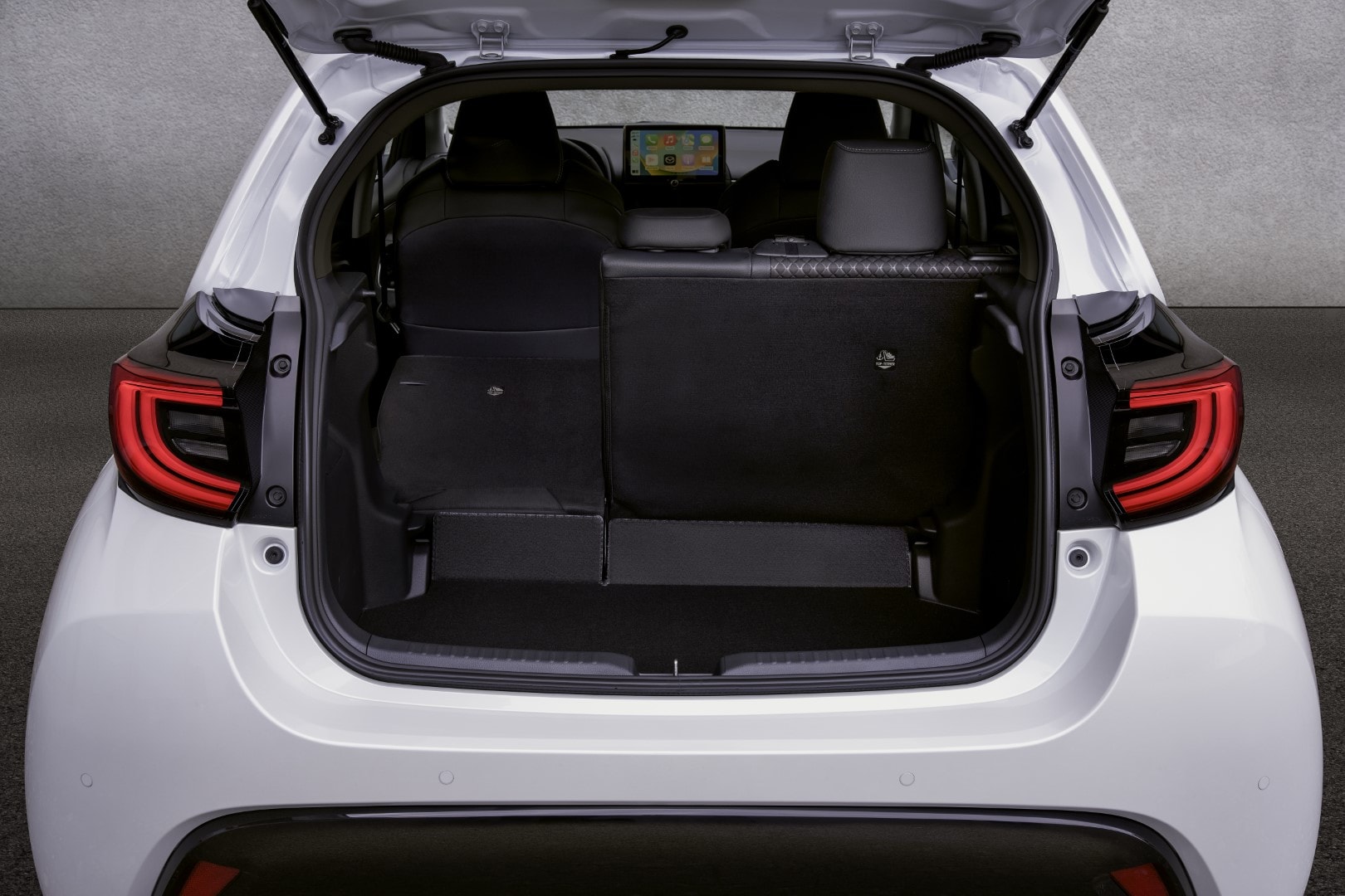 Sistema multimedia y panel de instrumentos del Mazda 2 híbrido.