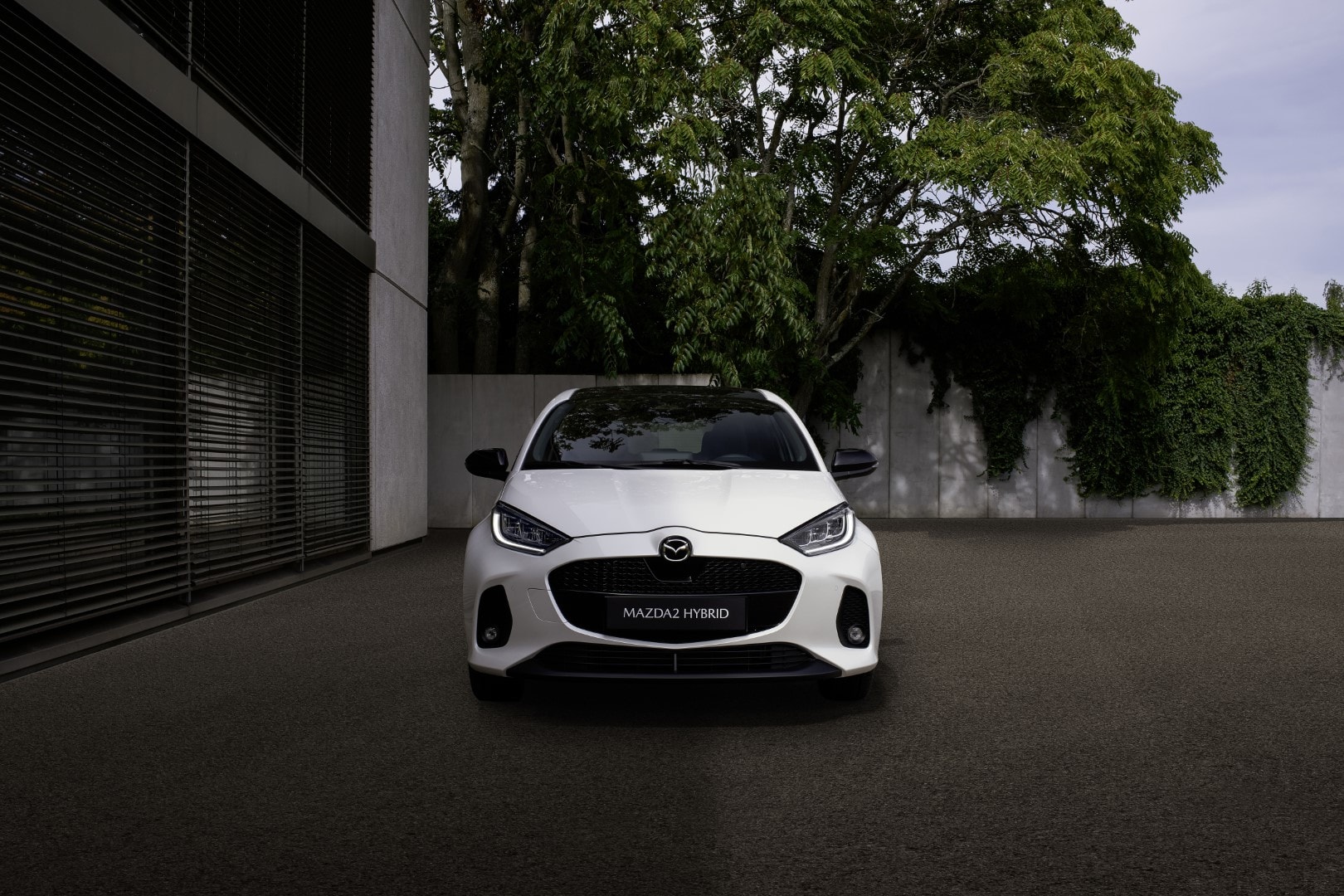 Vista frontal imponente del Mazda 2 híbrido, destacando su diseño moderno.