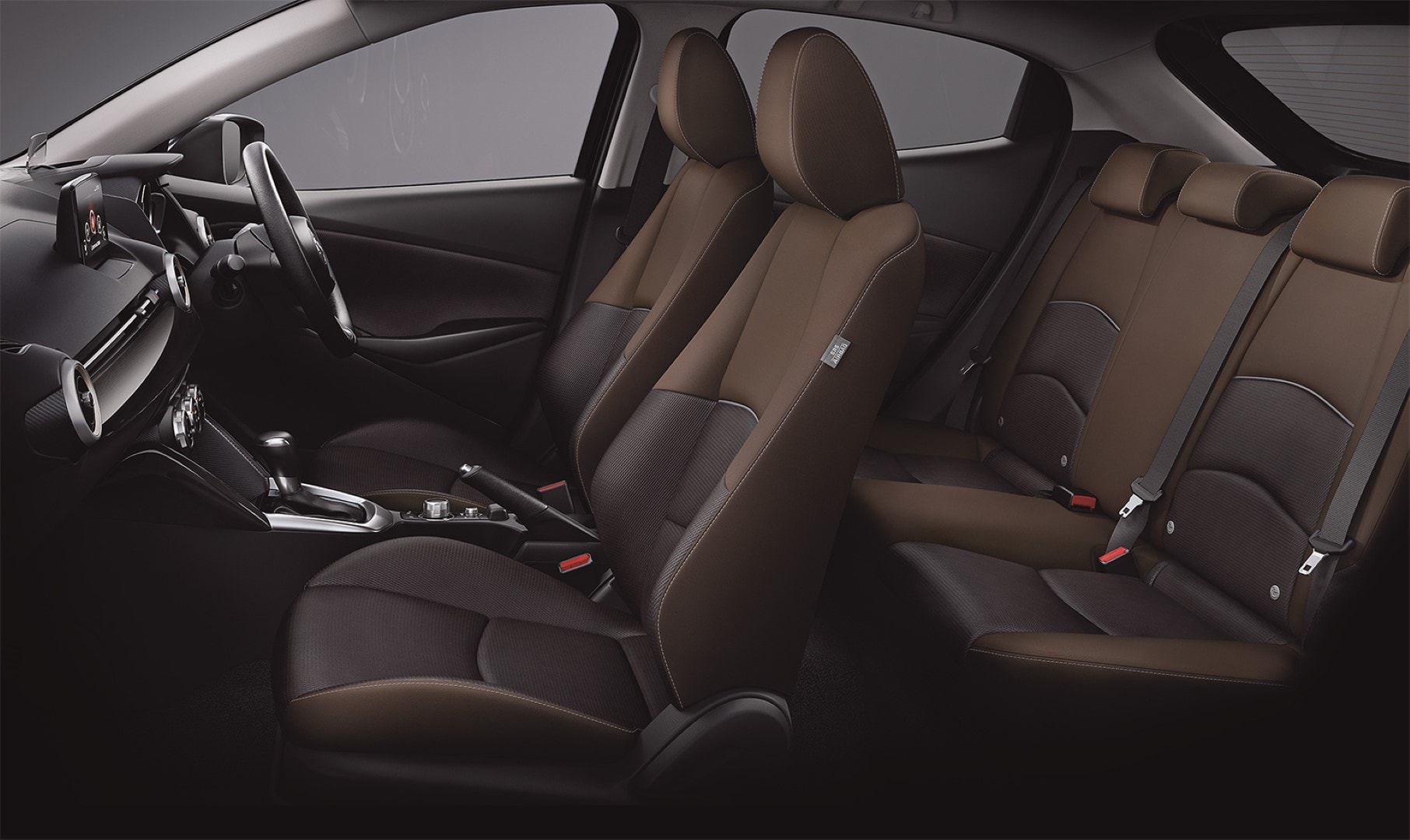 Interior de Mazda 2 con asientos de cuero de diseño ergonómico.