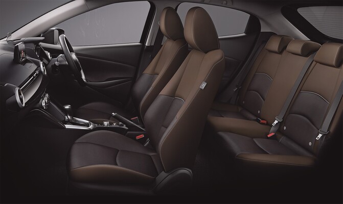 Interior de Mazda 2 con asientos de cuero de diseño ergonómico. Interior de Mazda 2 con asientos de cuero de diseño ergonómico.