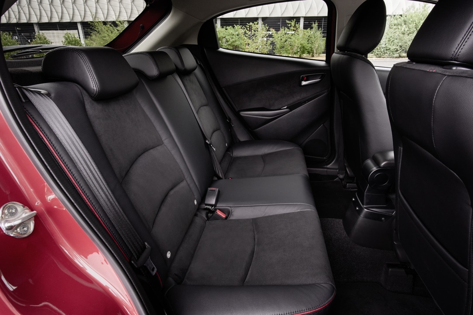 Asientos traseros destacando amplitud y tapicería.