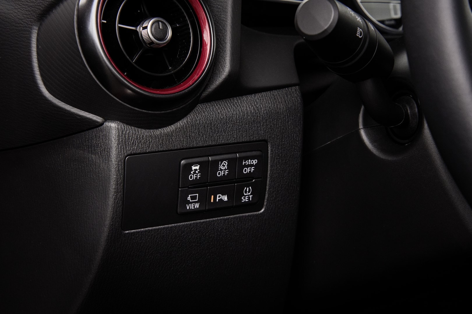 Botones de control de estabilidad y asistencia a la conducción.