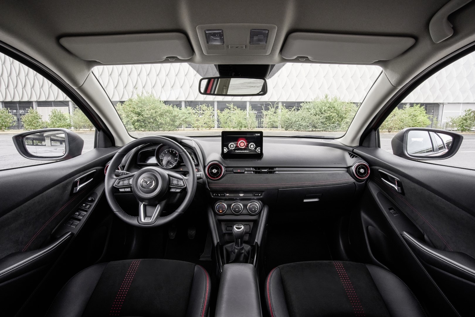 Vista completa del interior y puesto de conducción del Mazda 2.