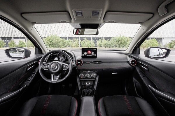Vista completa del interior y puesto de conducción del Mazda 2. Vista completa del interior y puesto de conducción del Mazda 2.