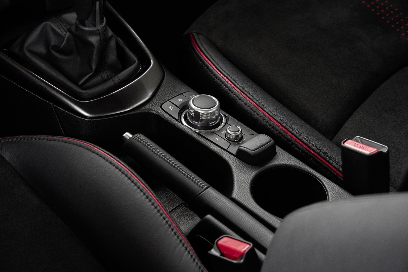 Consola central con palanca de cambios y controles multimedia.