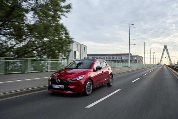 Imagen dinámica del Mazda 2 desde una perspectiva frontal, cruzando un puente. Imagen dinámica del Mazda 2 desde una perspectiva frontal, cruzando un puente.