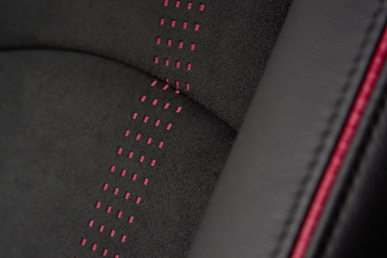 Detalle de la costura y el patrón de los asientos de tela.