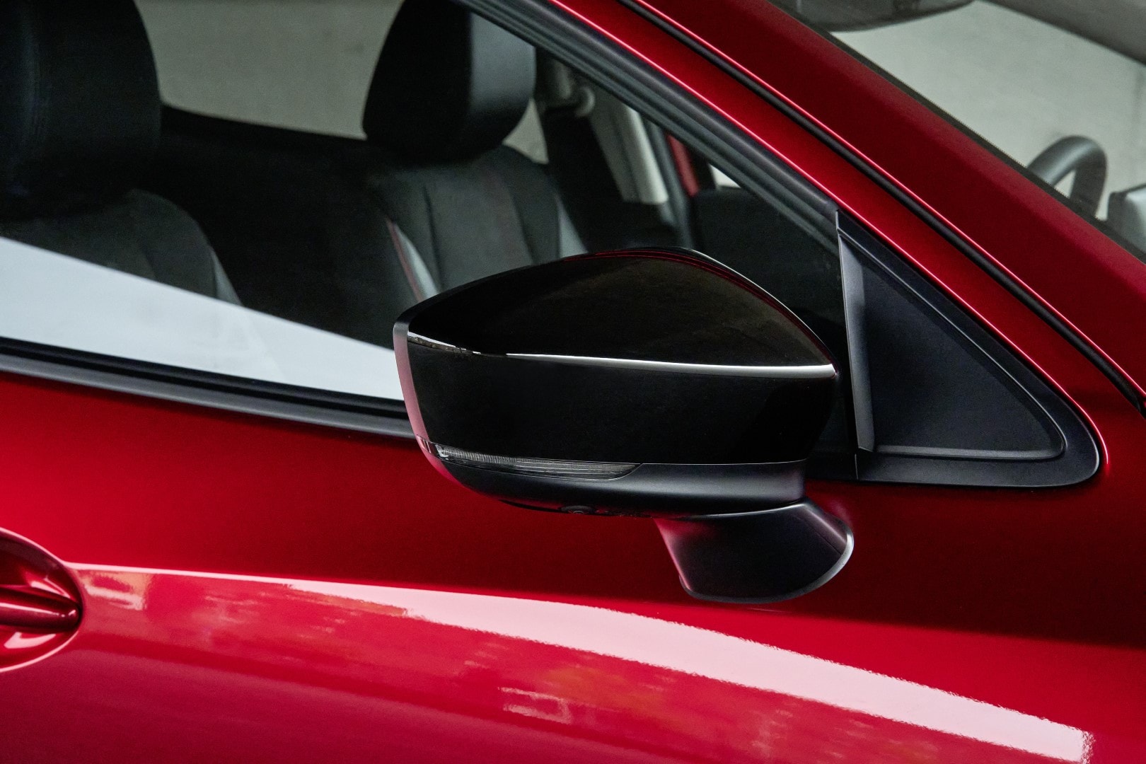 Detalle del espejo retrovisor lateral en el Mazda 2.