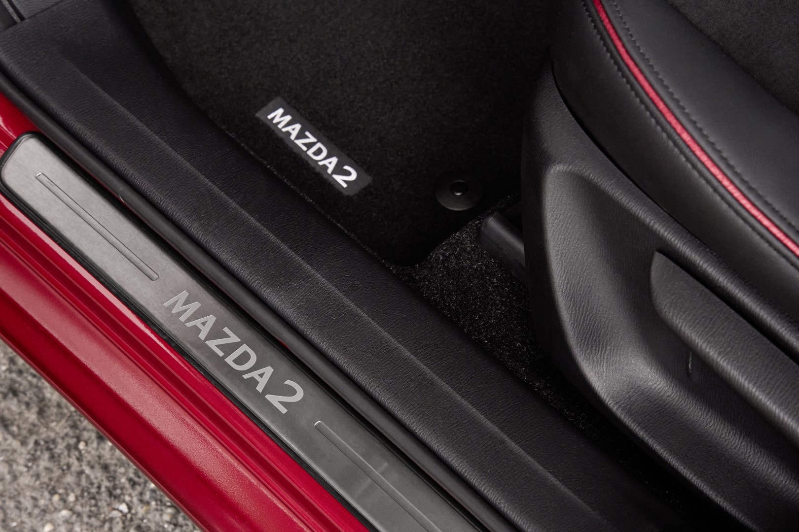 Close-up del estribo con la inscripción "Mazda2".