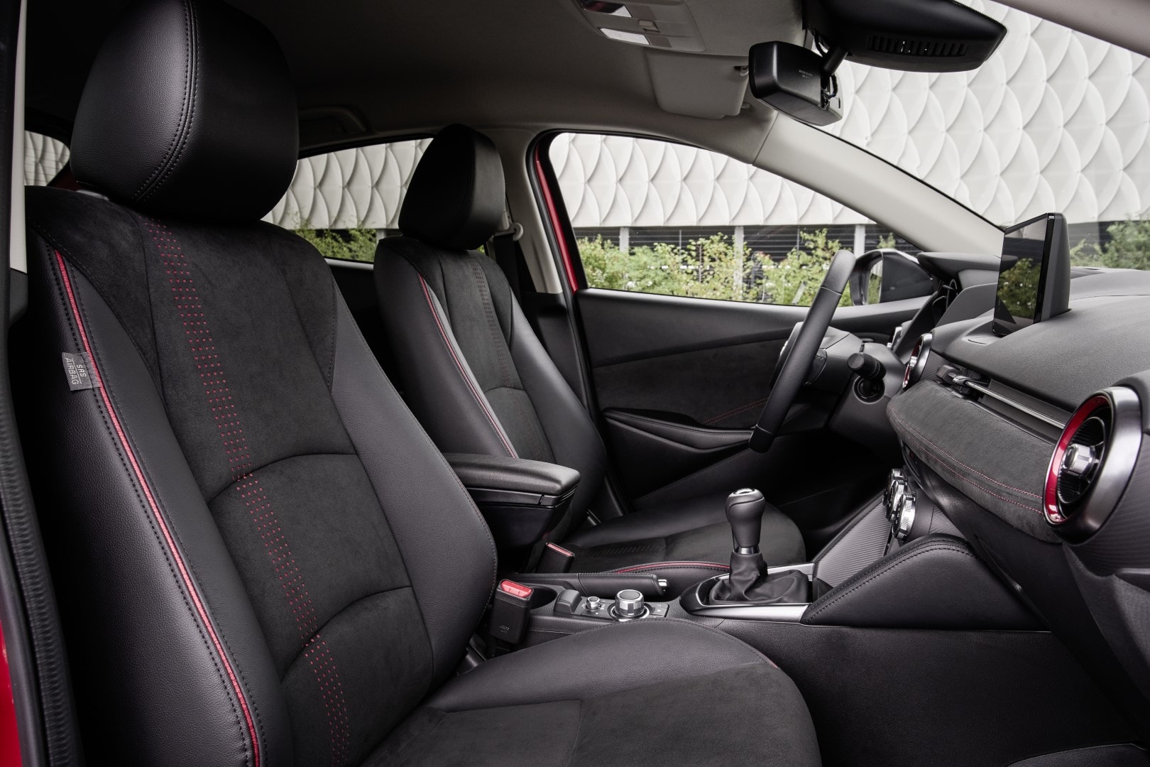 Vista amplia y completa del interior desde el lado del pasajero.