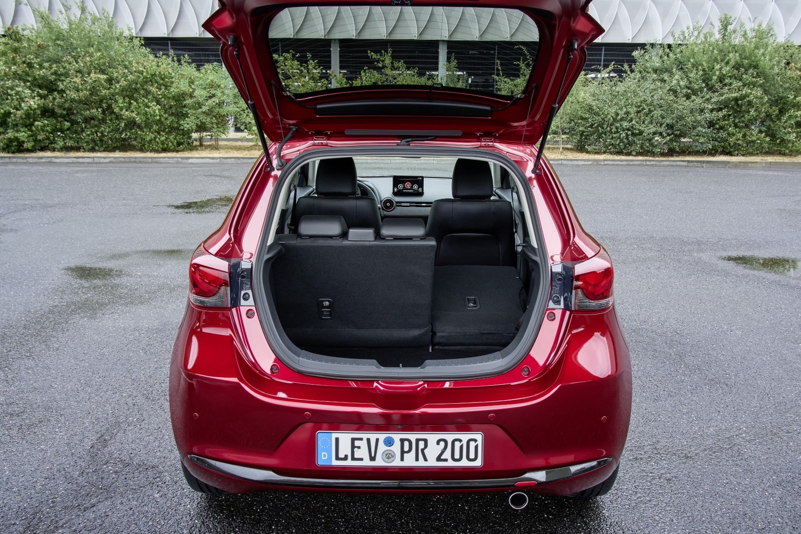 Vista trasera del Mazda 2 con el maletero abierto y asientos abatidos.