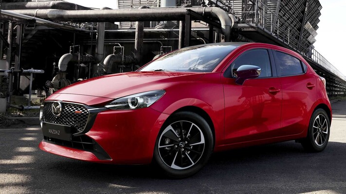 Vista dinámica del Mazda 2 enfatizando su perfil deportivo.