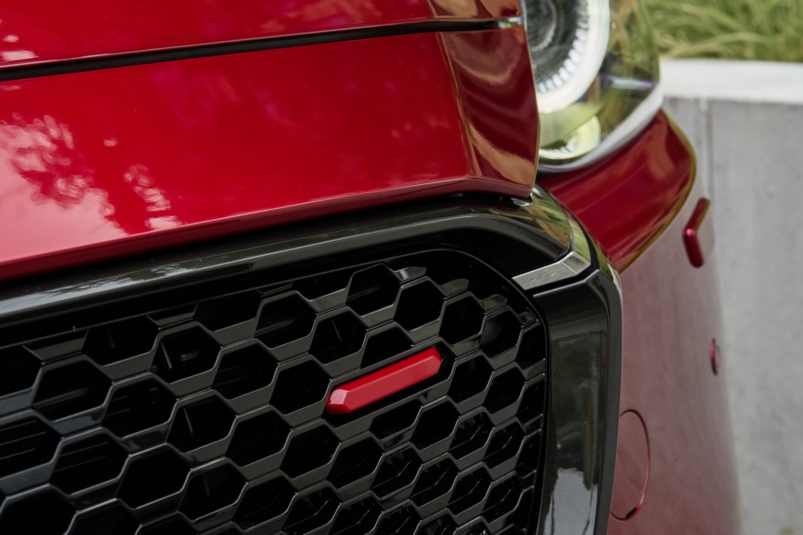 Vista de la parrilla delantera del Mazda 2, mostrando el diseño de malla hexagonal.