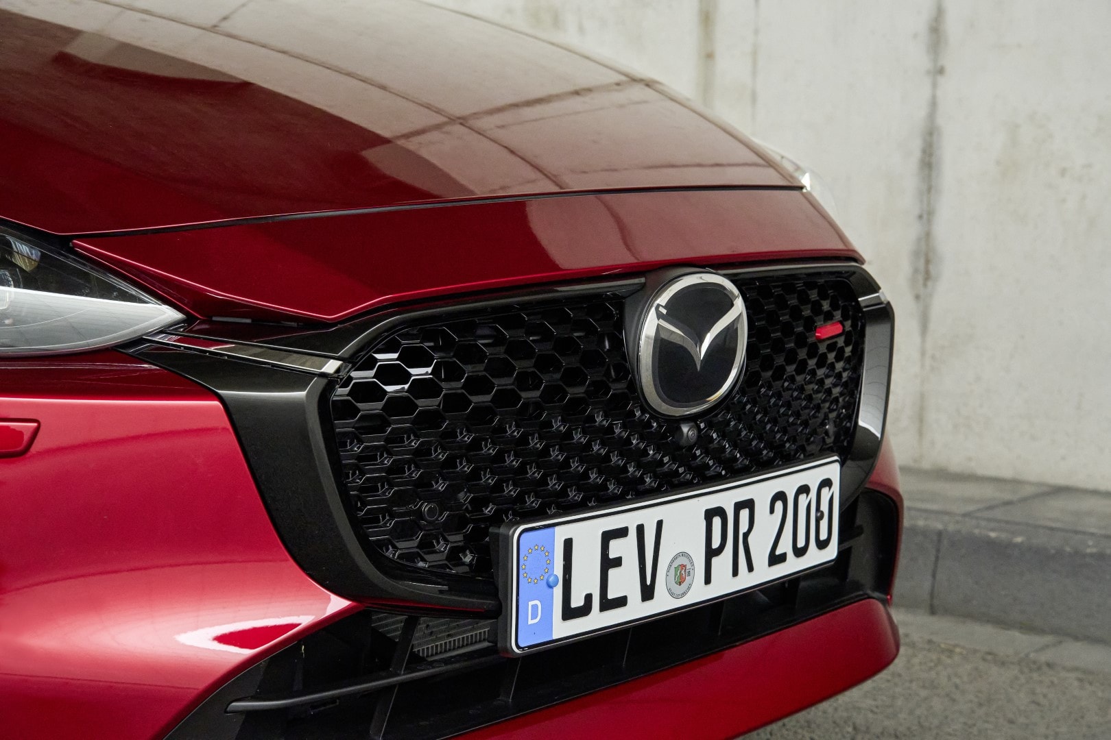 Imagen detallada de la parrilla frontal del Mazda 2 con la matrícula.