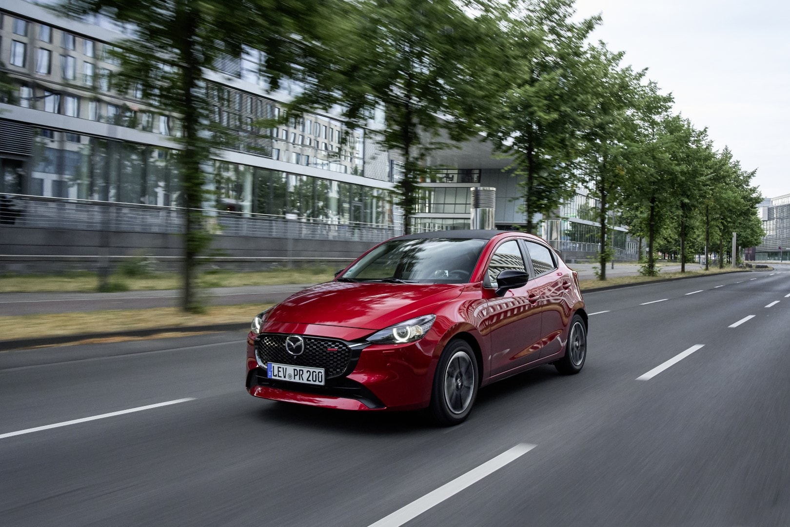 Perfil del Mazda 2 en contexto urbano, resaltando su adaptabilidad a la ciudad.