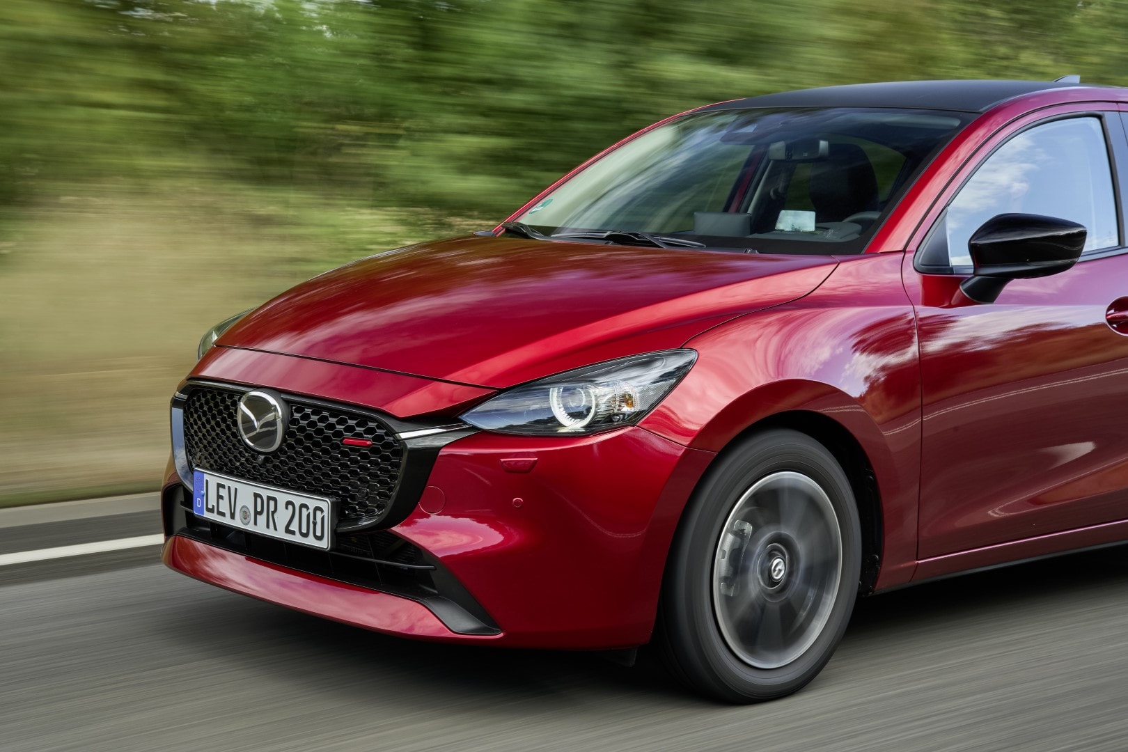 Imagen del Mazda 2 destacando su parte frontal y parrilla característica.