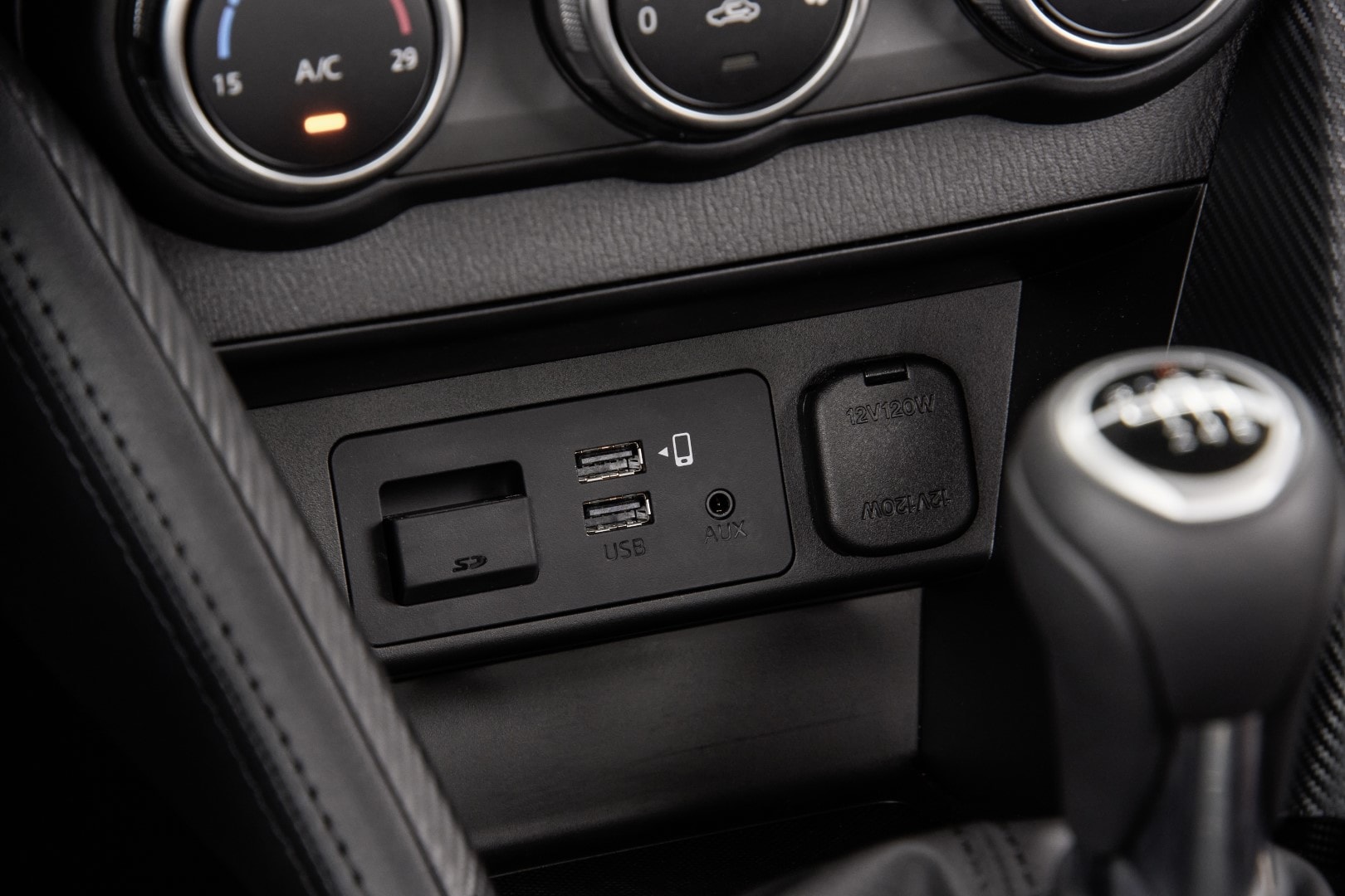 Detalle de los puertos USB y controles en la consola.