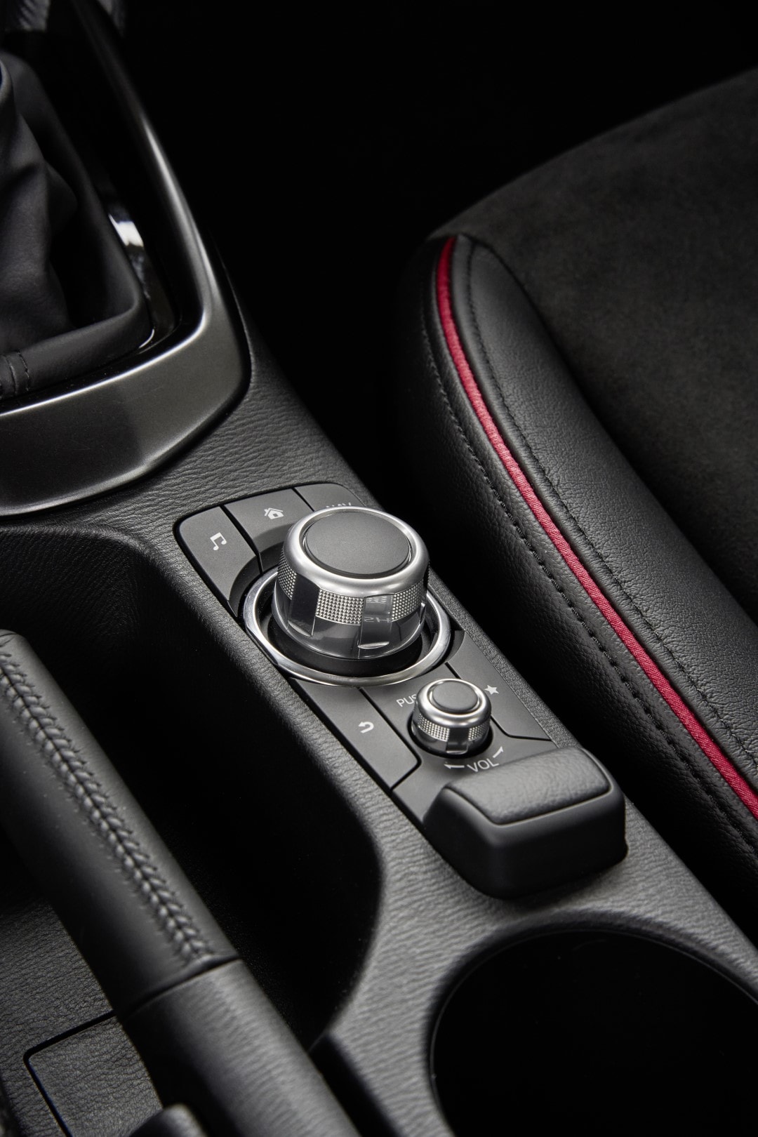 Detalle del selector multifunción del sistema de infotainment.