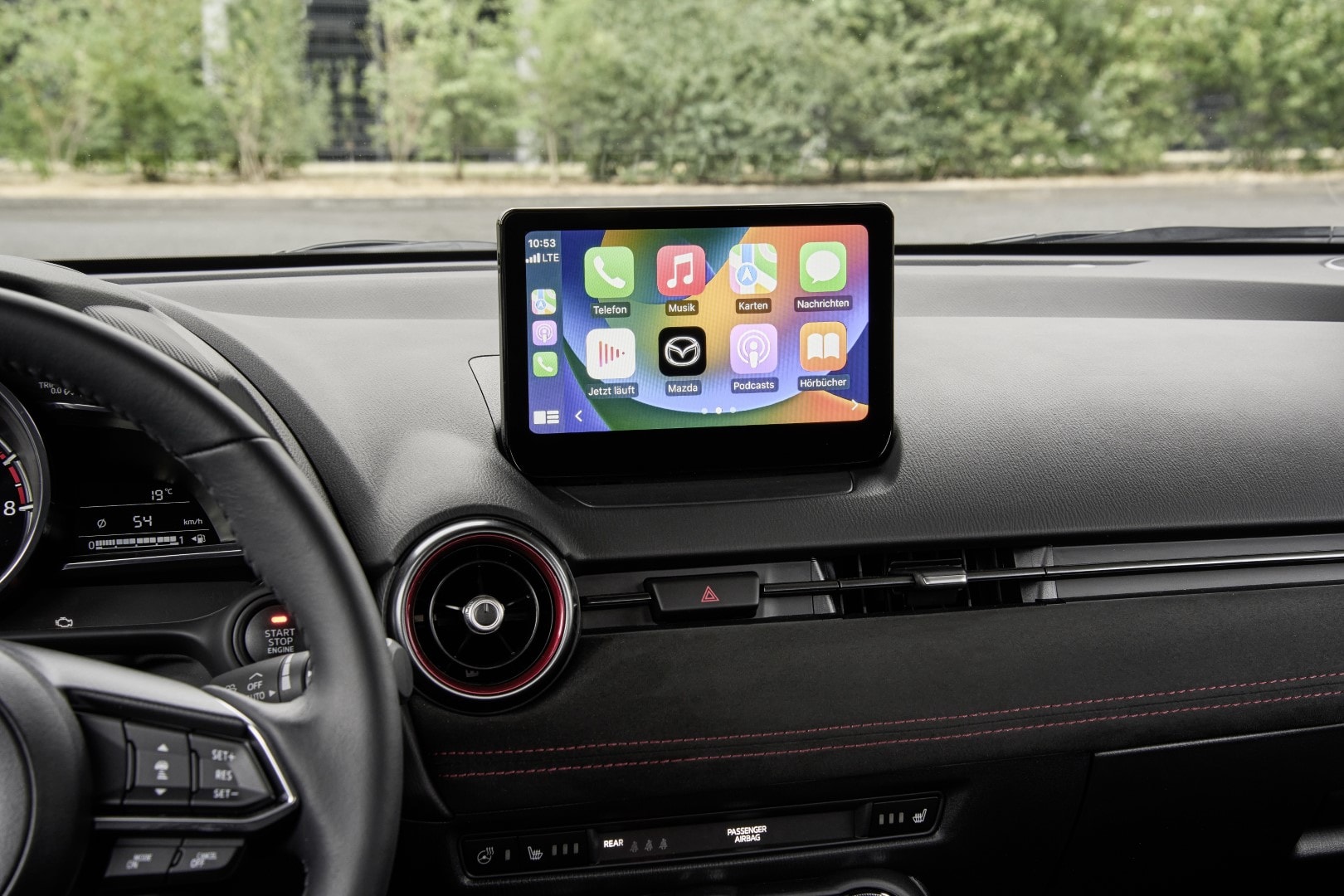 Pantalla del sistema de infotainment con conectividad avanzada.