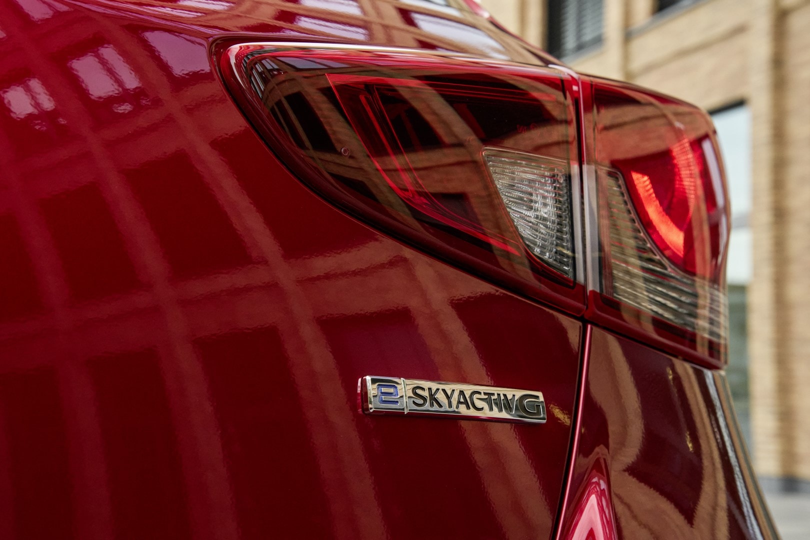 Insignia Skyactiv-G en la parte trasera del Mazda 2, simbolizando eficiencia.