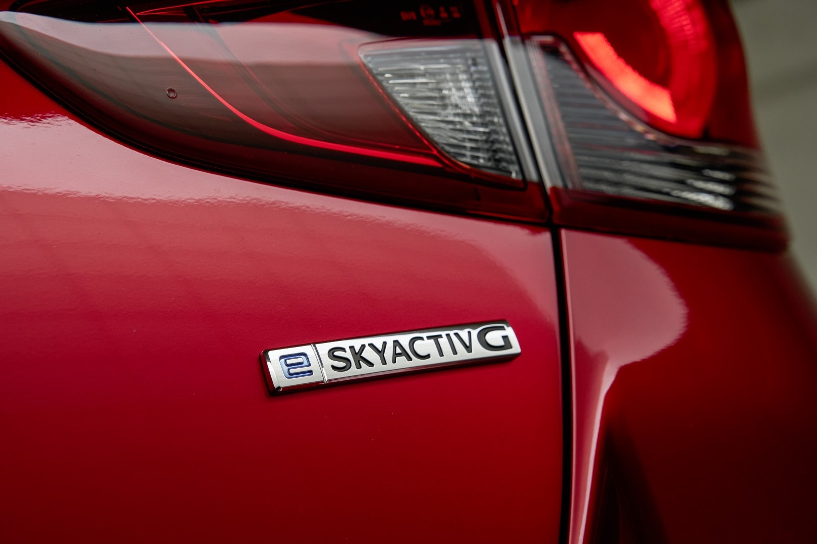 Placa Skyactiv-G en el Mazda 2, que señala la tecnología de su motor.