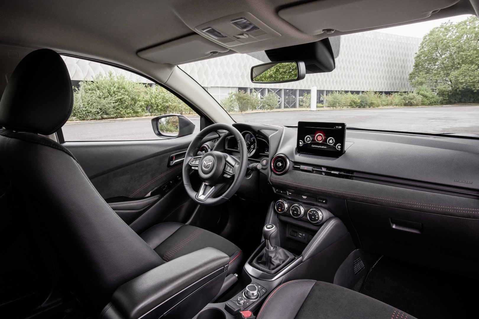 Cabina del conductor mostrando volante y consola central.