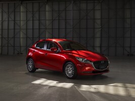 Imagen del Mazda 2 que combina la vista delantera y lateral. Imagen del Mazda 2 que combina la vista delantera y lateral.
