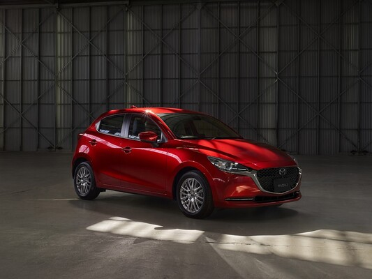Imagen del Mazda 2 que combina la vista delantera y lateral.