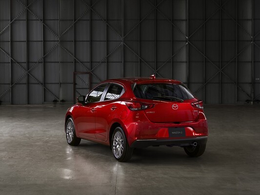Vista trasera y lateral que muestra el diseño y dimensiones del Mazda 2. Vista trasera y lateral que muestra el diseño y dimensiones del Mazda 2.