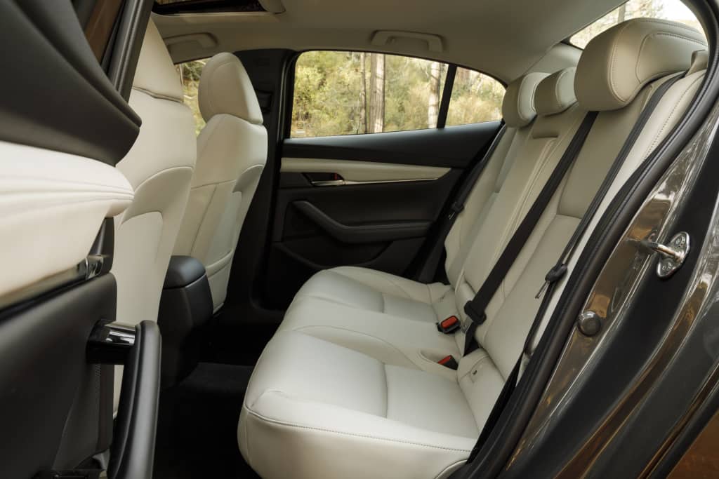 Asientos traseros con acabado premium y amplio espacio de Mazda 3 SportSedán.
